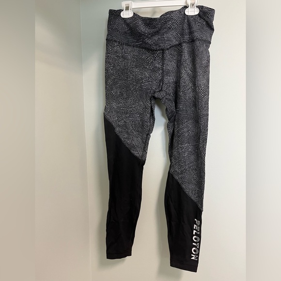 Peloton/Lululemon black leggings - Picture 2 of 3